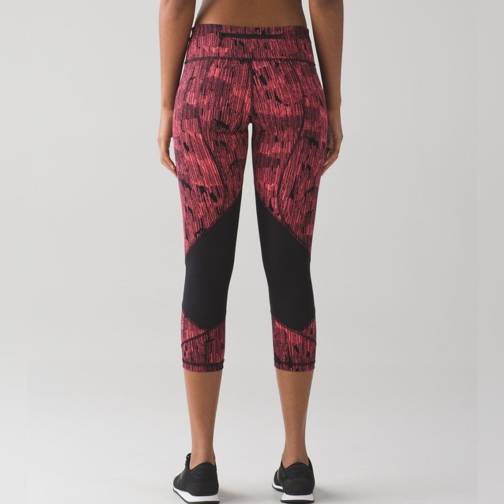 ⛱️NWOT Lululemon Pace Rival Crop (19") in Down Pour Electric Coral Black